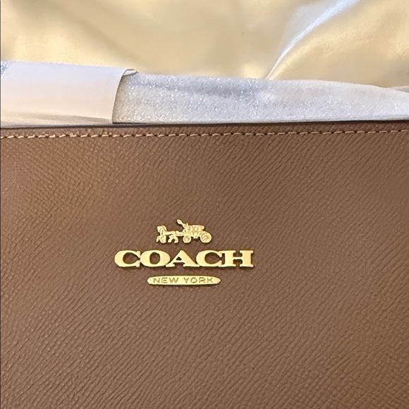 🤎Coach NWT Dark Sand Stone Logan Duffle Bag with Crossbody Strap &Gold Hardware - Picture 6 of 9